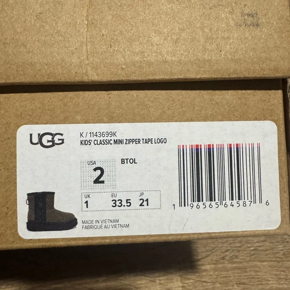 NEW boys UGG Classic Zipper Kids 2 green Suede leather Winter Boots Shearling 2Y